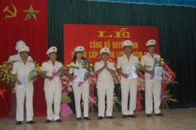 Đ/c Bùi Đức Sòn, Đại tá giám đốc CA tỉnh trao quyết định và tặng hoa chúc mừng các đồng chí được phong cấp, nâng lương năm 2010.